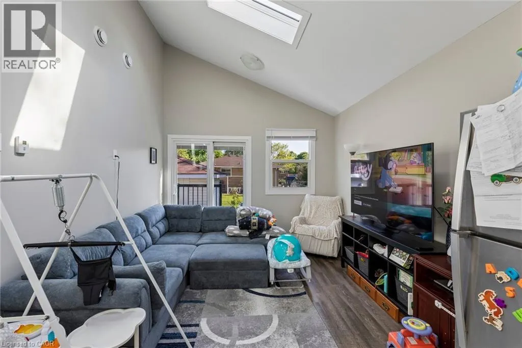 158 LAURENTIAN Drive N