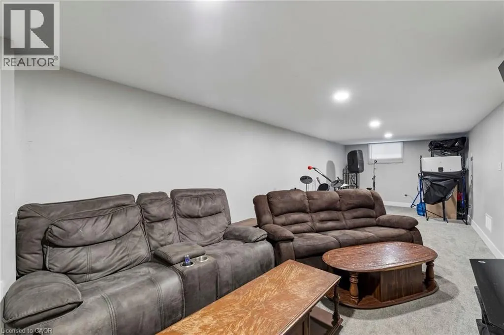 158 LAURENTIAN Drive N