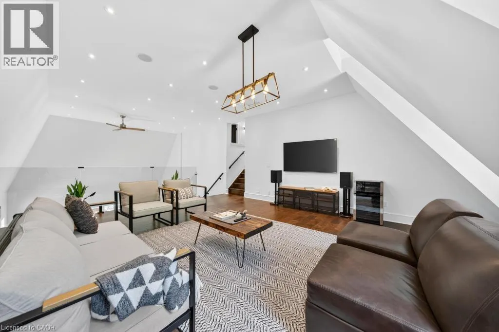 64 RAVINA Crescent