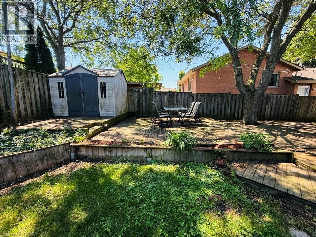 3 TWINOAKS Crescent