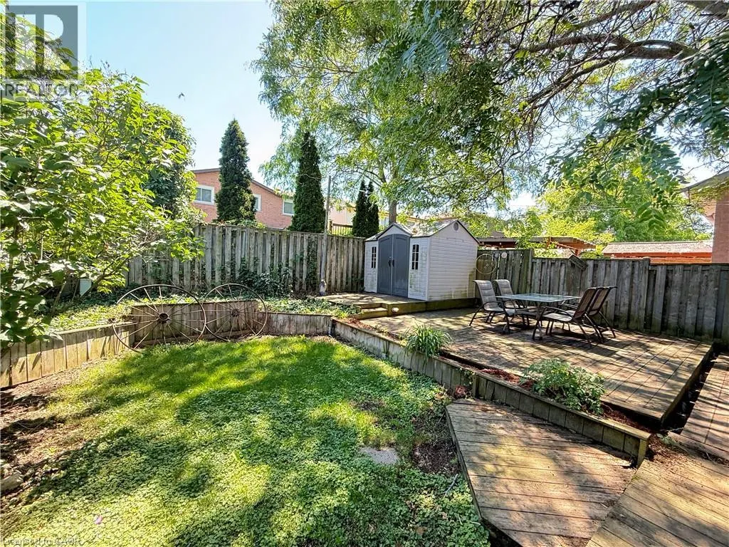 3 TWINOAKS Crescent