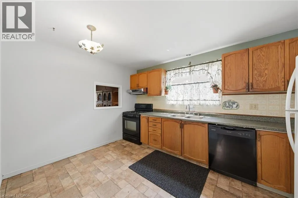 3 TWINOAKS Crescent