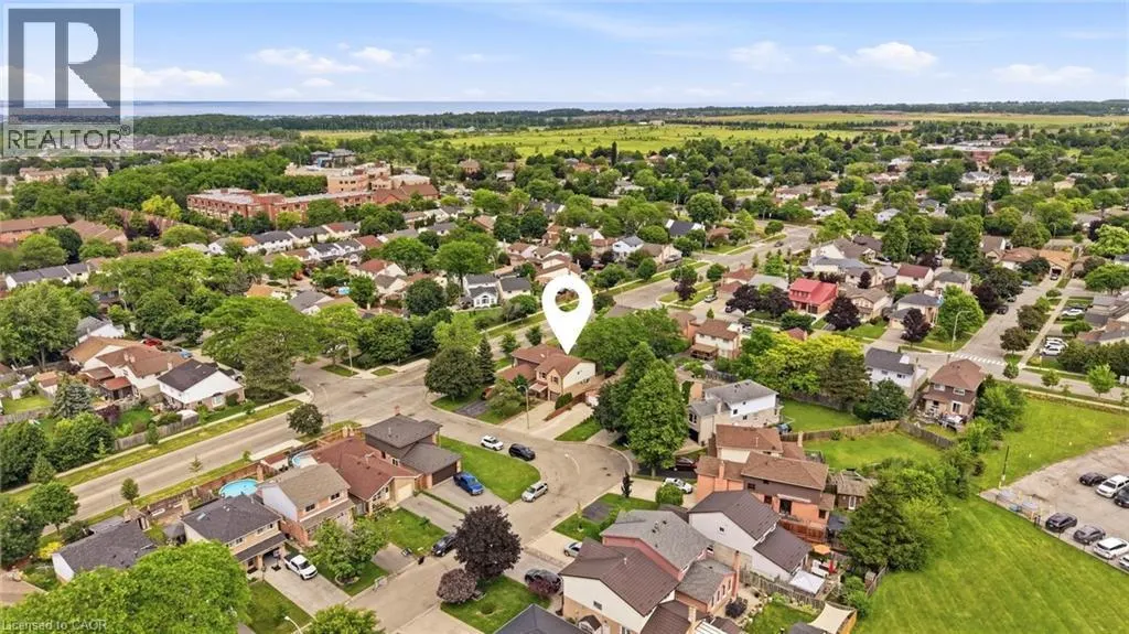 3 TWINOAKS Crescent
