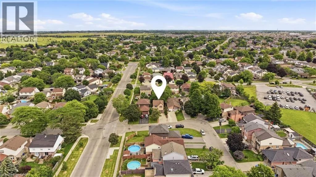 3 TWINOAKS Crescent