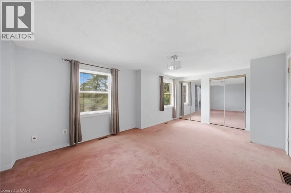 3 TWINOAKS Crescent