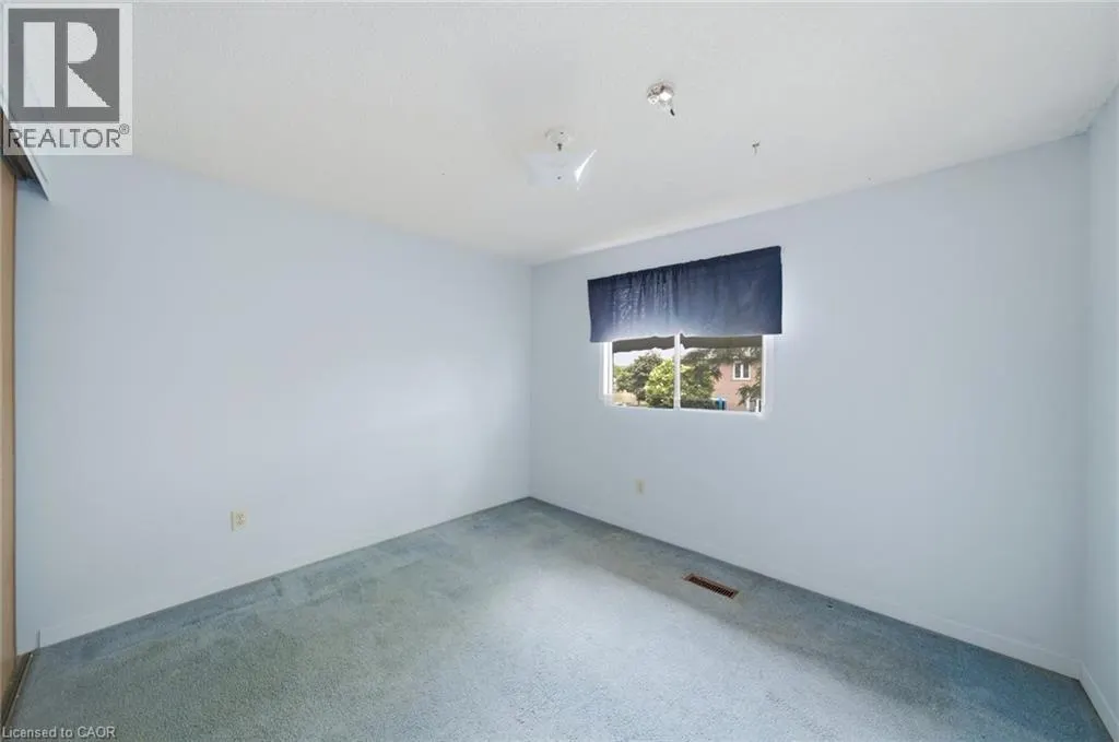 3 TWINOAKS Crescent