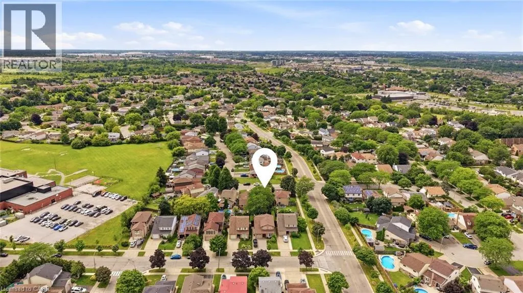 3 TWINOAKS Crescent