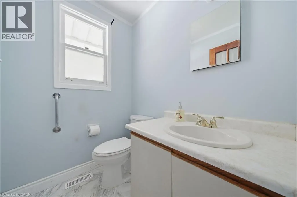 3 TWINOAKS Crescent