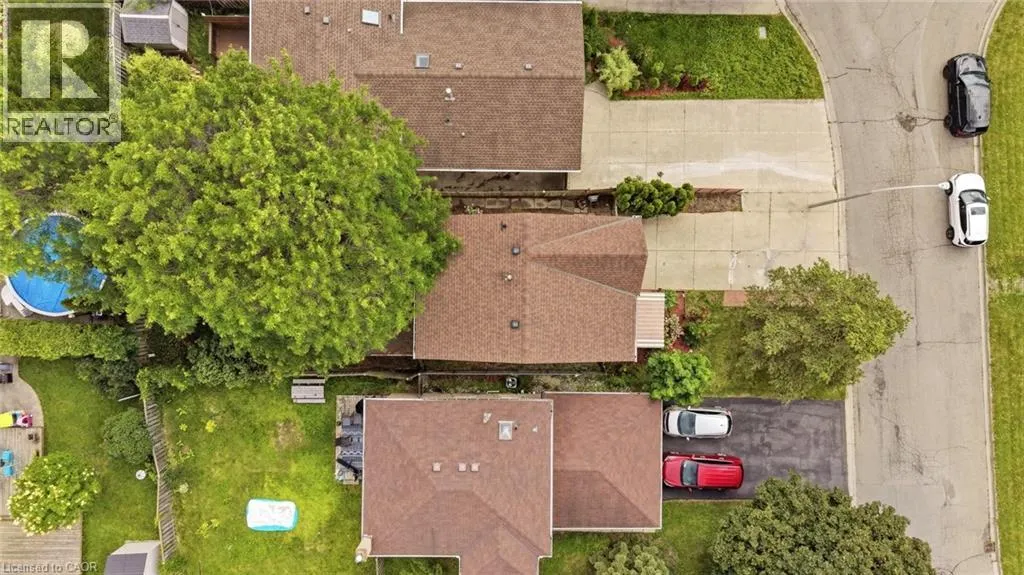 3 TWINOAKS Crescent