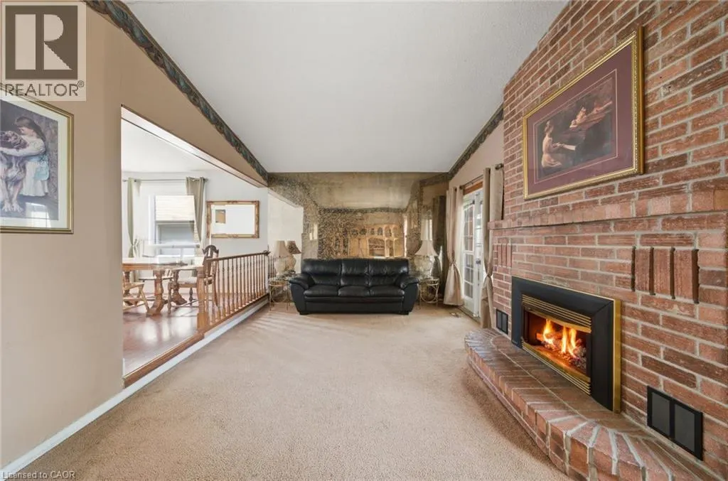 3 TWINOAKS Crescent