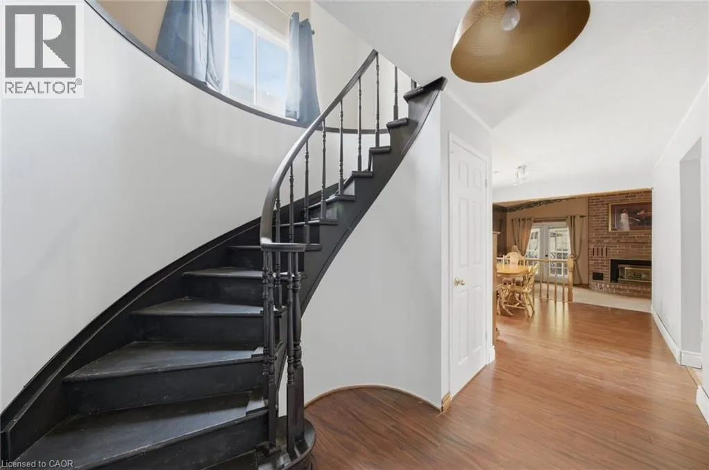 3 TWINOAKS Crescent