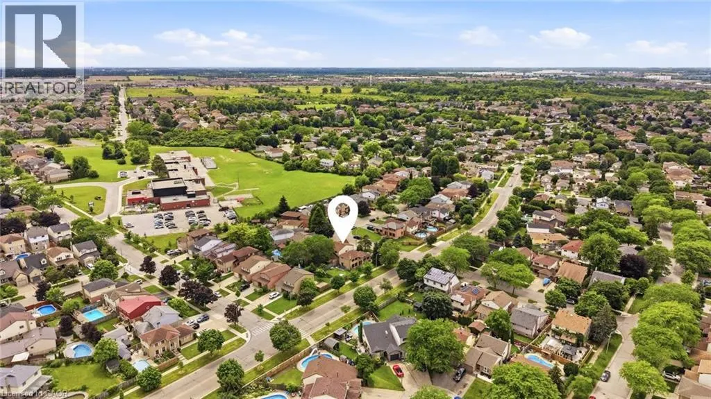 3 TWINOAKS Crescent