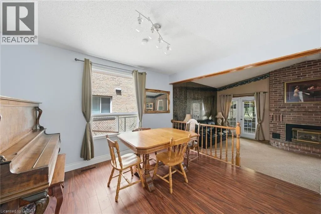 3 TWINOAKS Crescent
