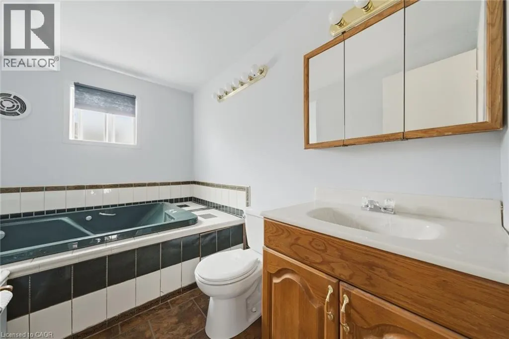 3 TWINOAKS Crescent