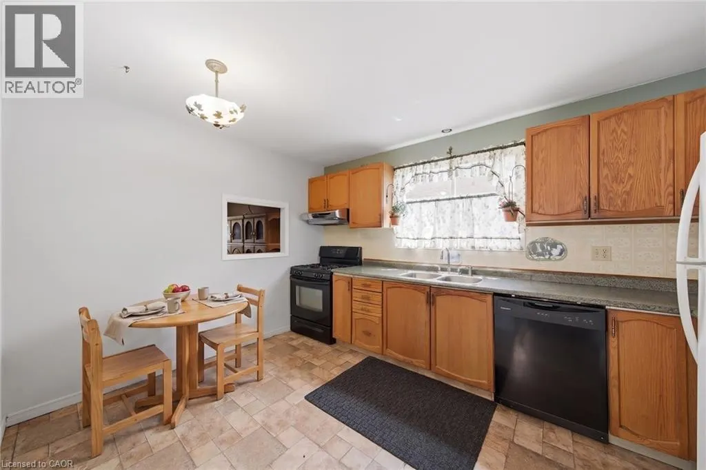 3 TWINOAKS Crescent