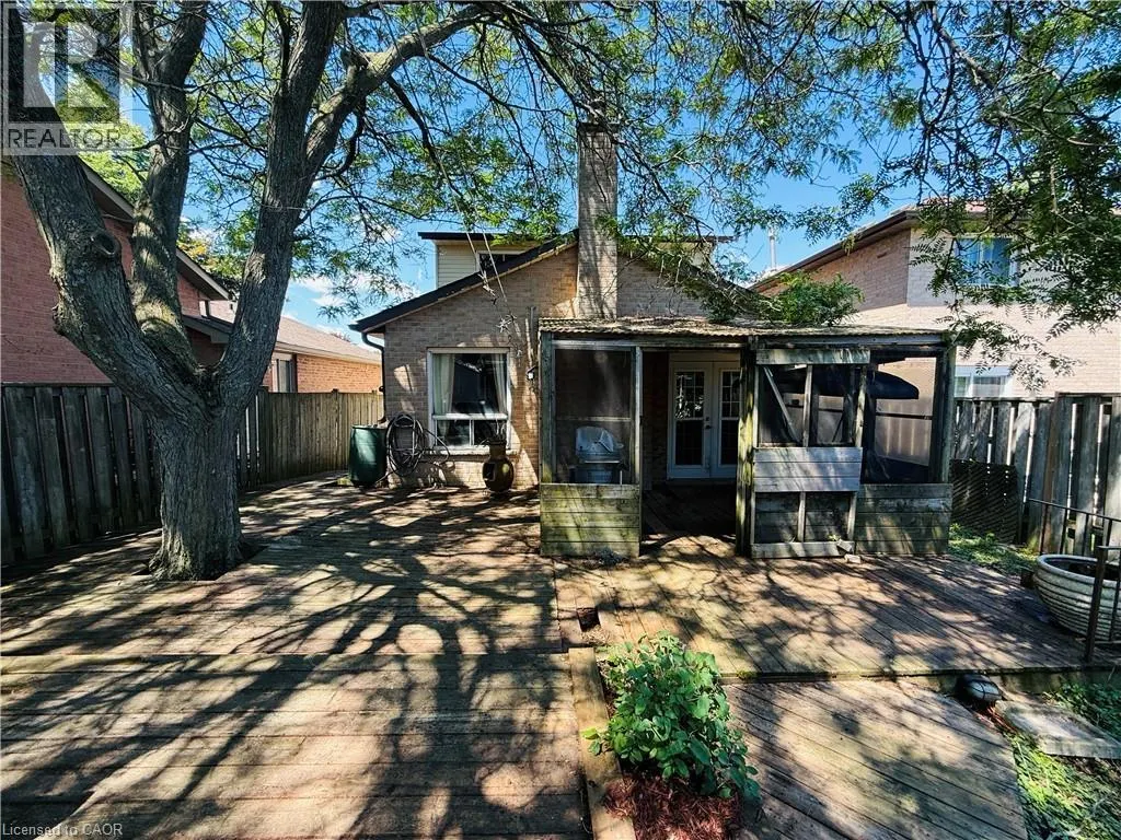 3 TWINOAKS Crescent