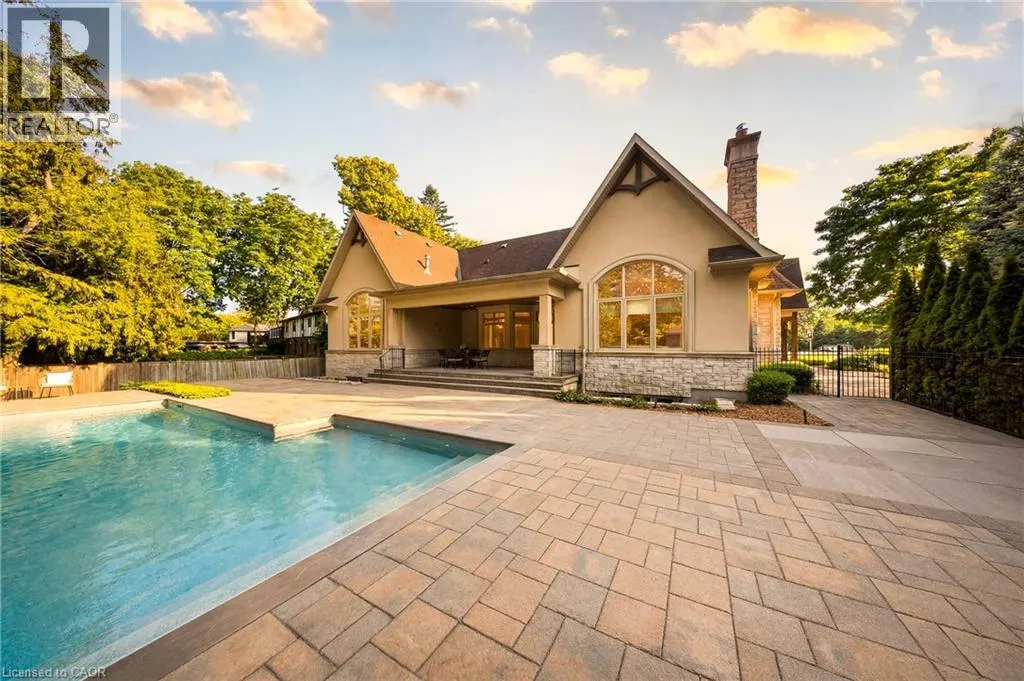 1098 LAKESHORE Road W