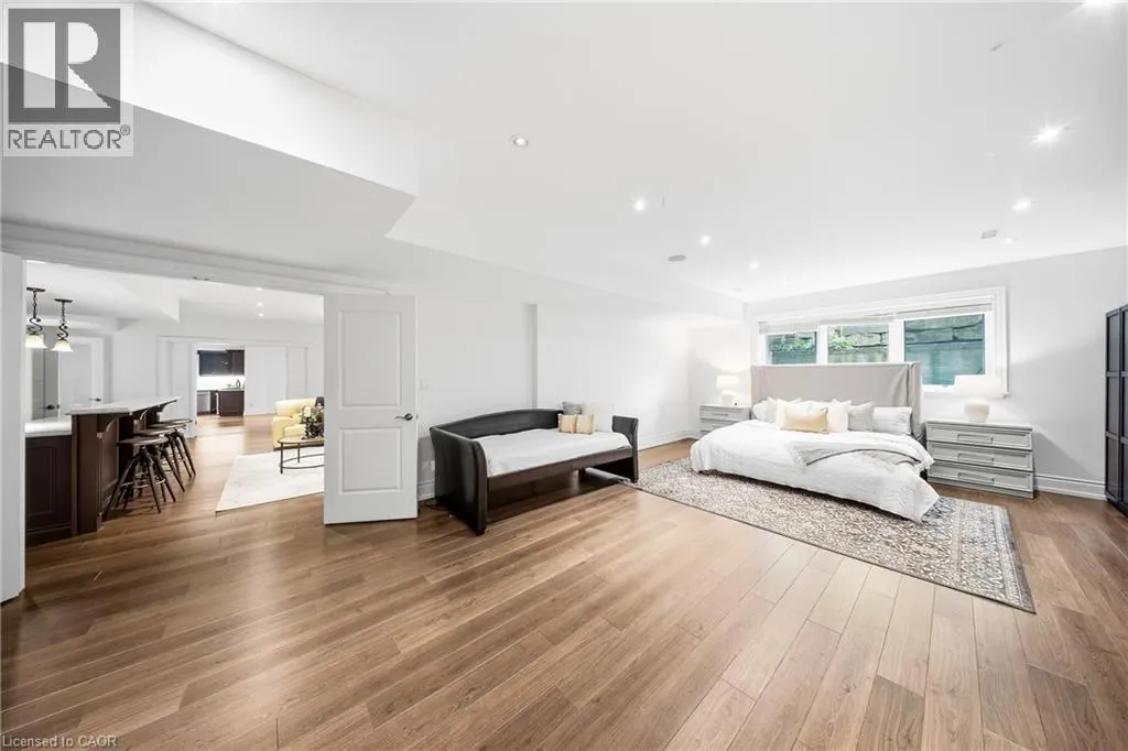 1098 LAKESHORE Road W