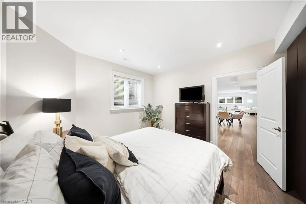 1098 LAKESHORE Road W