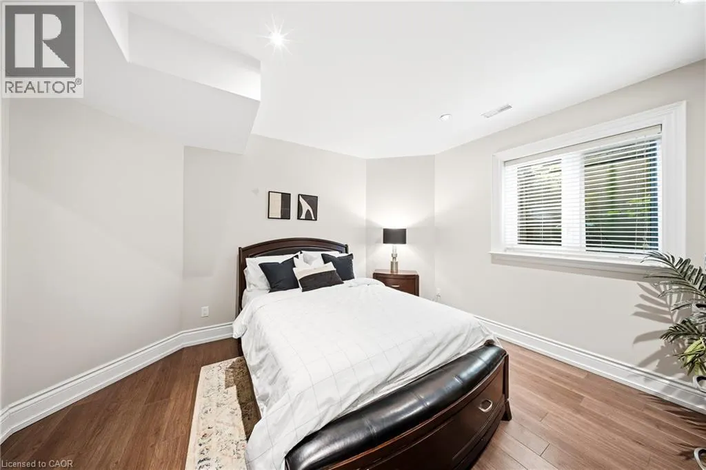 1098 LAKESHORE Road W
