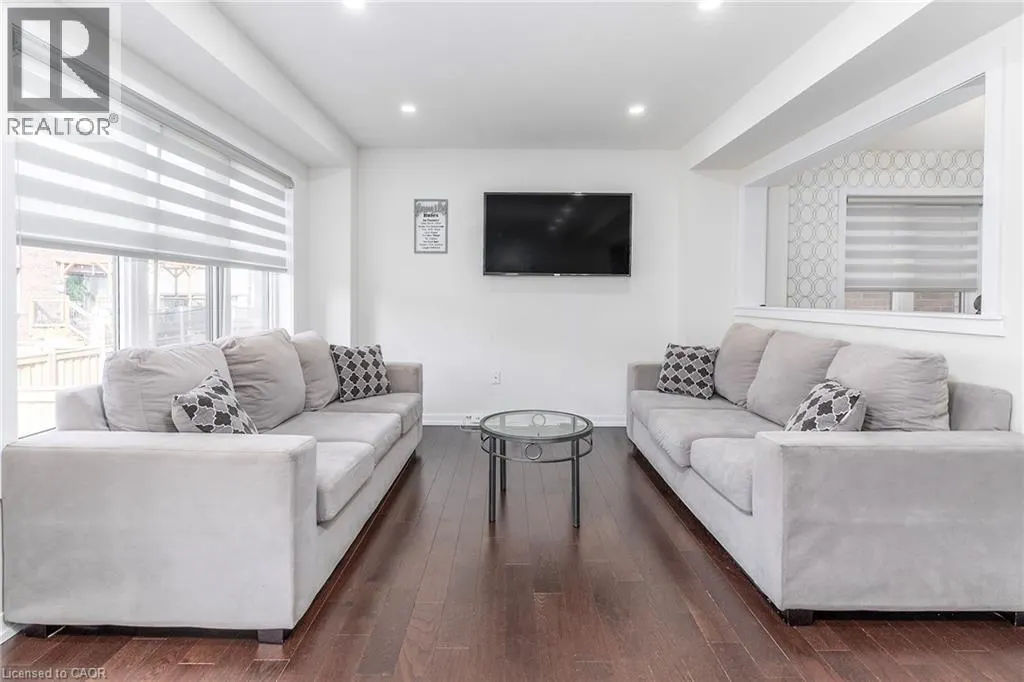 32 HEDGES Crescent