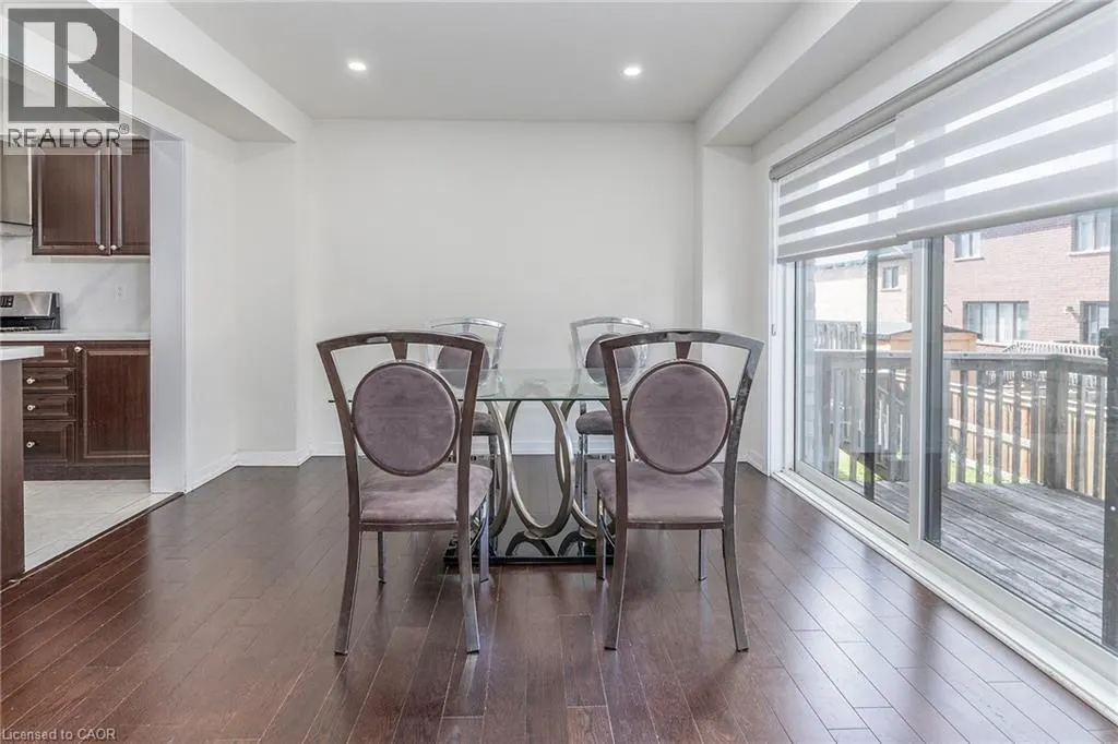 32 HEDGES Crescent