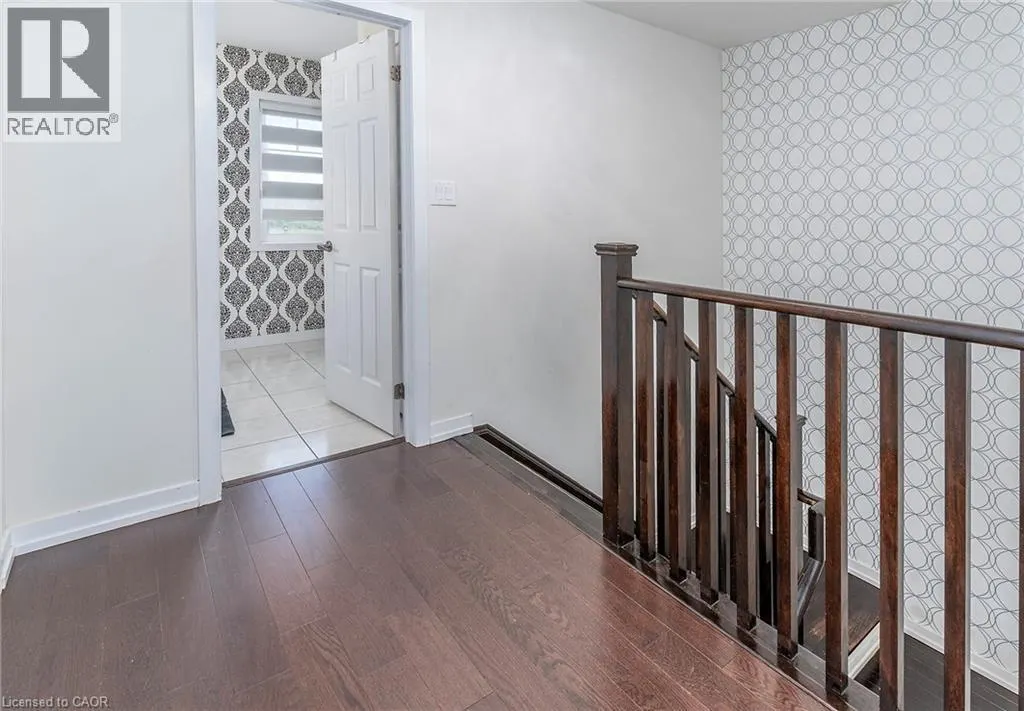 32 HEDGES Crescent