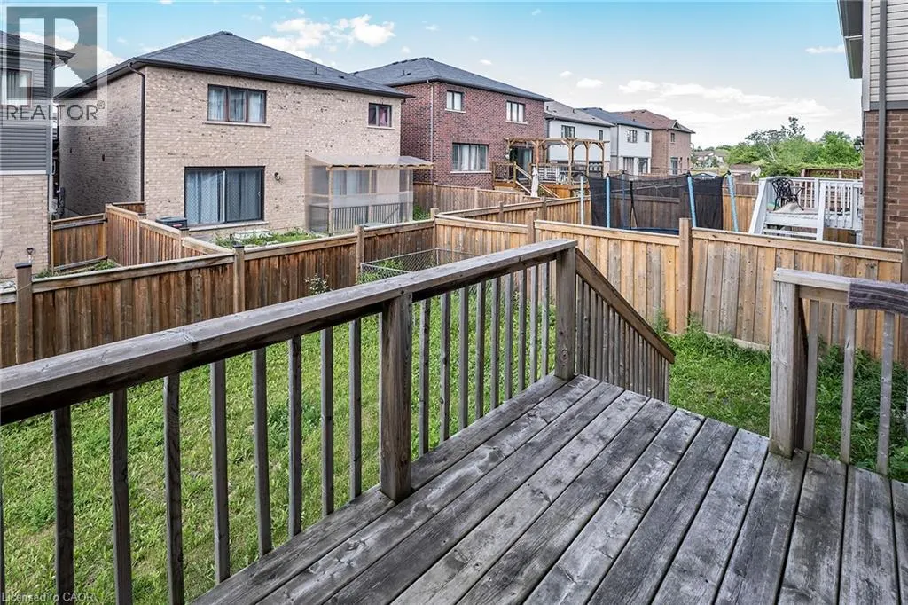 32 HEDGES Crescent