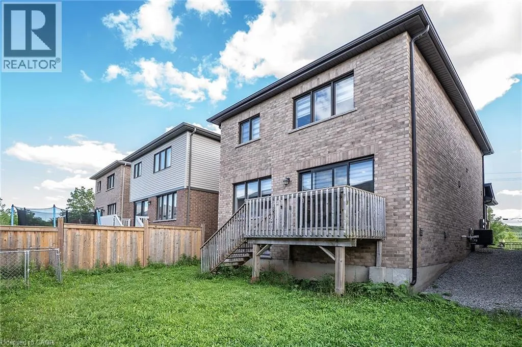 32 HEDGES Crescent