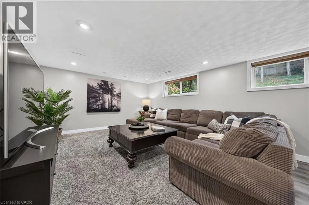 33 SHADYWOOD Crescent