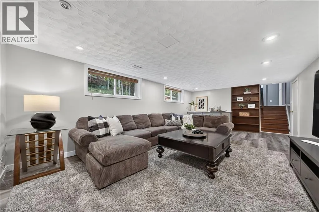 33 SHADYWOOD Crescent