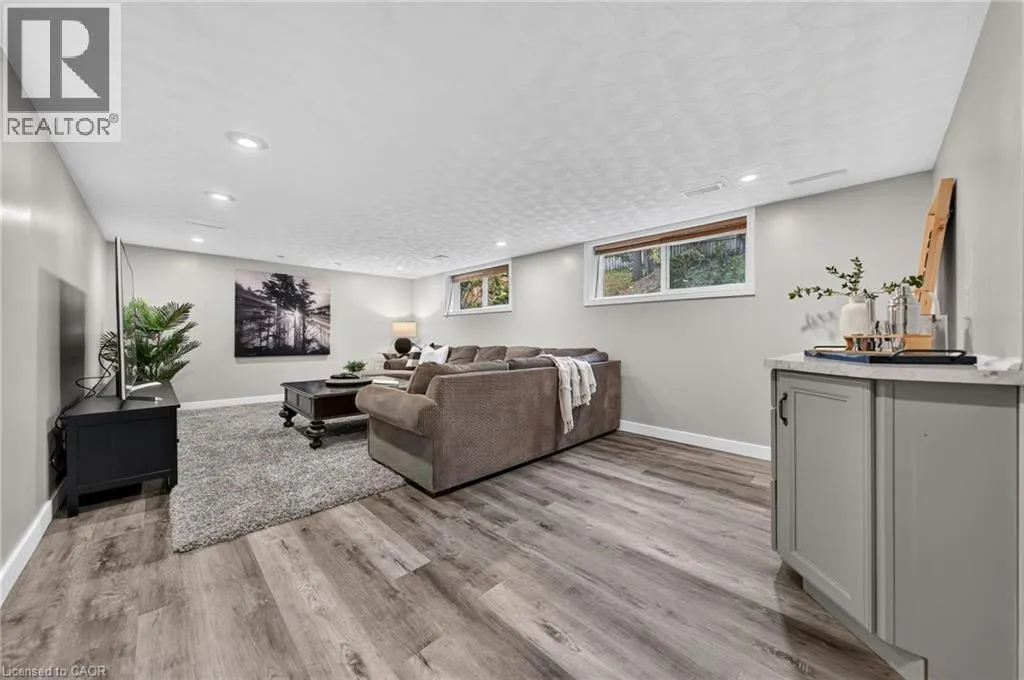 33 SHADYWOOD Crescent