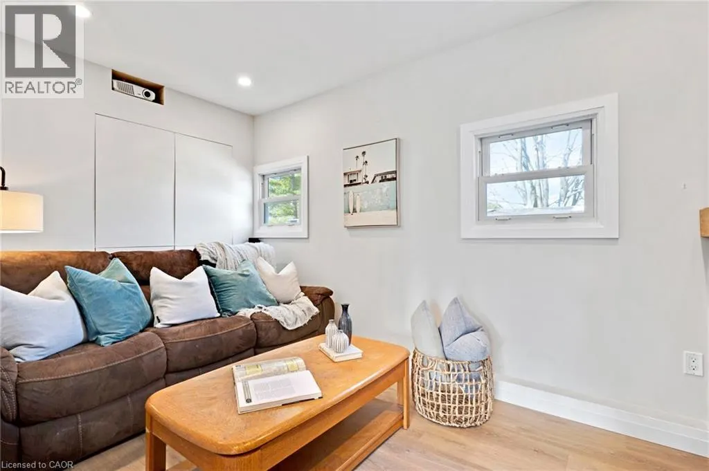 28 MACPHERSON Crescent