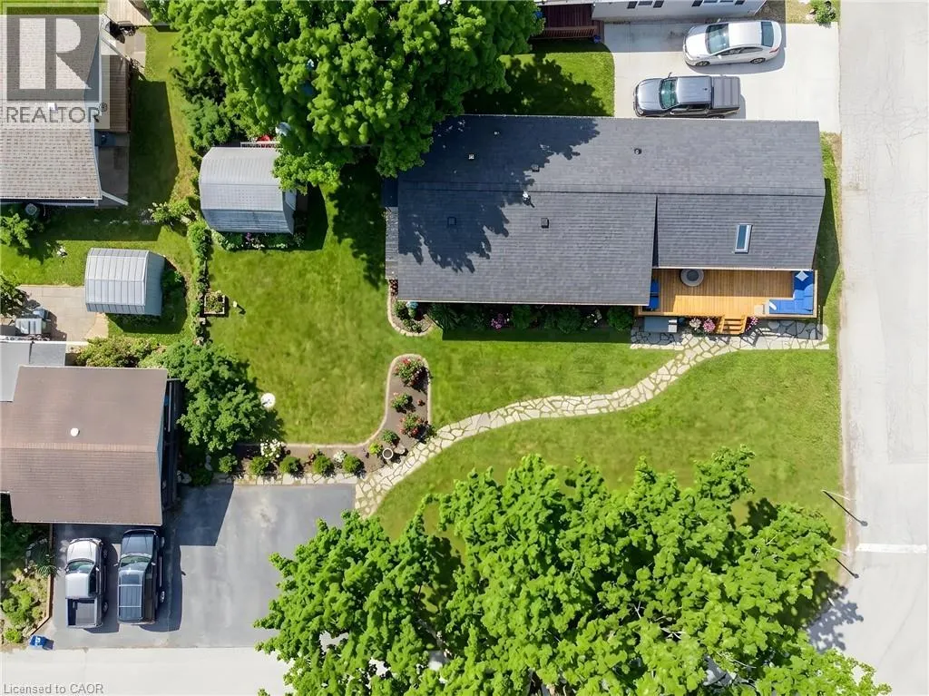 28 MACPHERSON Crescent