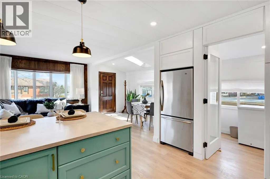 28 MACPHERSON Crescent
