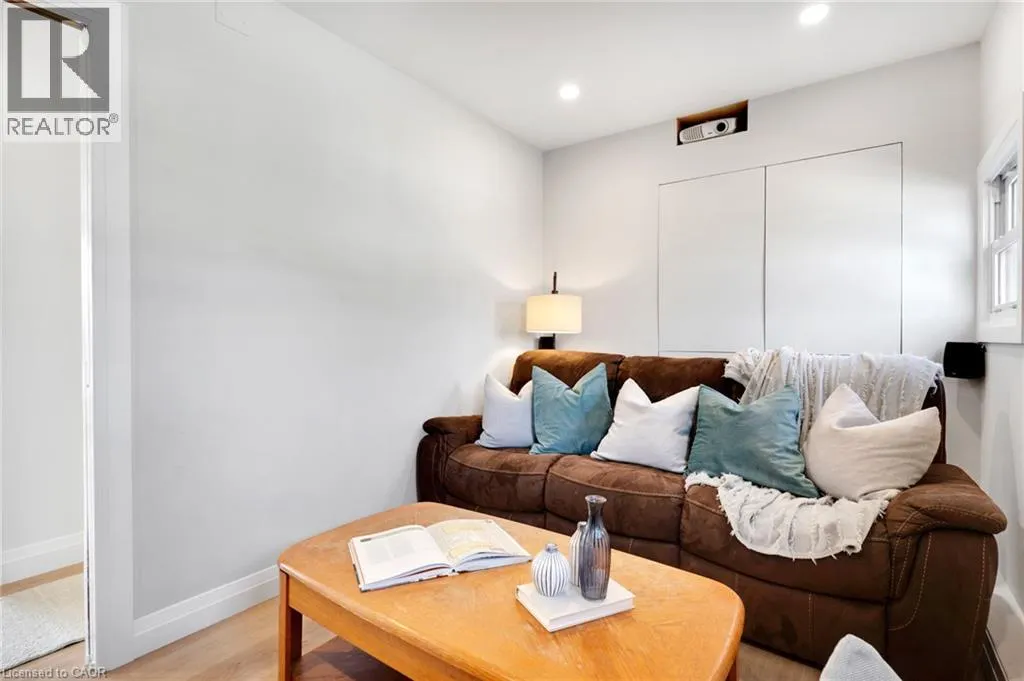 28 MACPHERSON Crescent