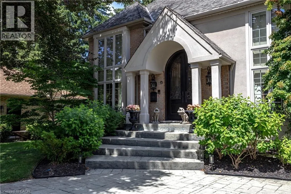 15 PEPPERTREE Crescent