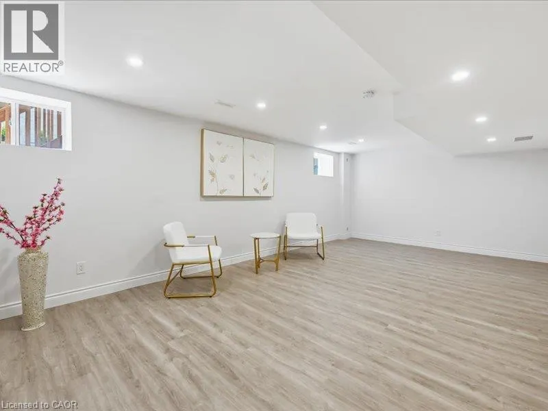 39 AVANTI Crescent