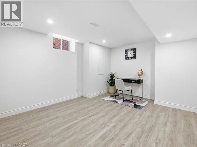 39 AVANTI Crescent