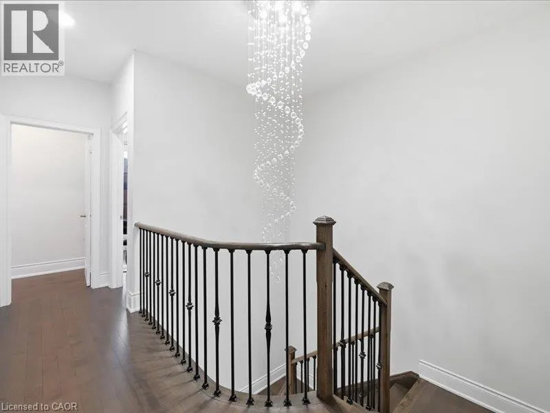 39 AVANTI Crescent