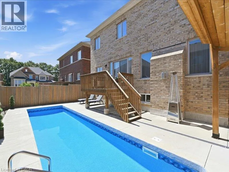 39 AVANTI Crescent