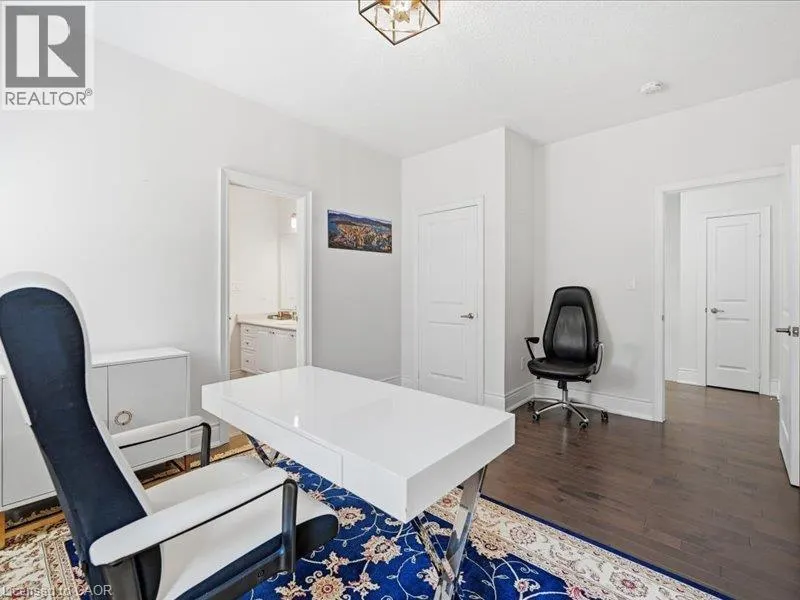 39 AVANTI Crescent