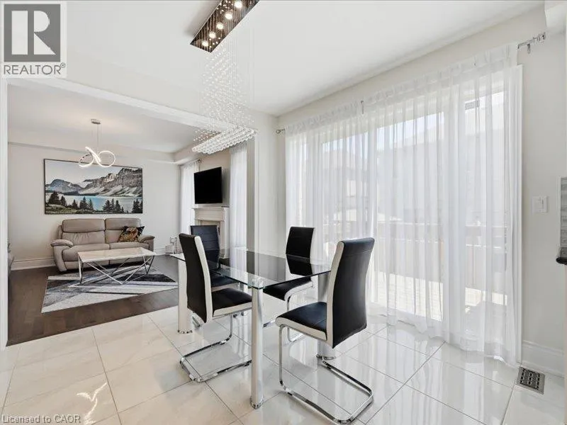 39 AVANTI Crescent