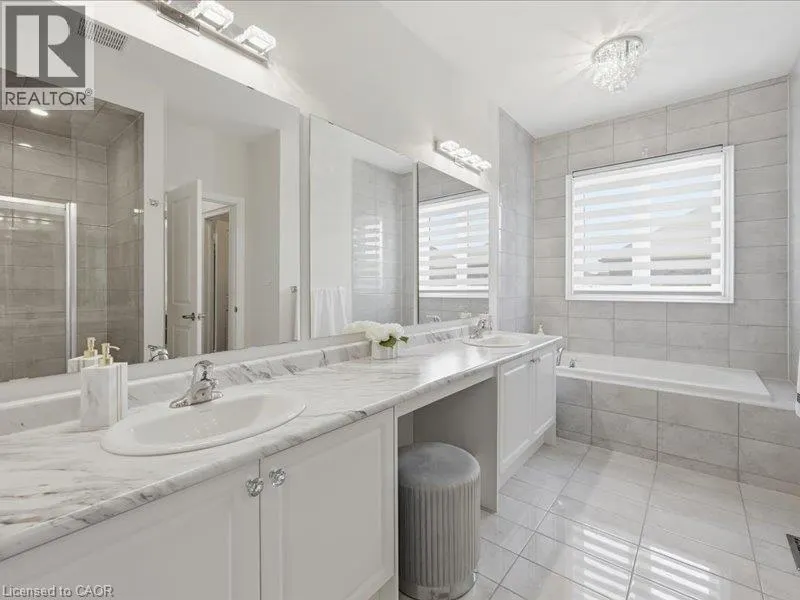 39 AVANTI Crescent