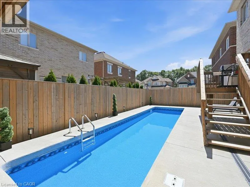 39 AVANTI Crescent
