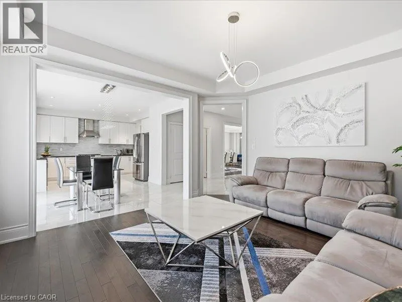 39 AVANTI Crescent