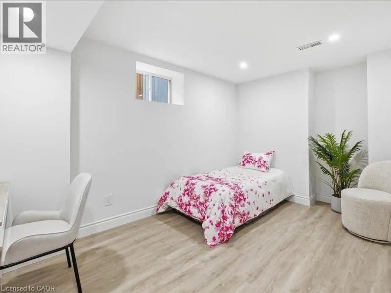 39 AVANTI Crescent