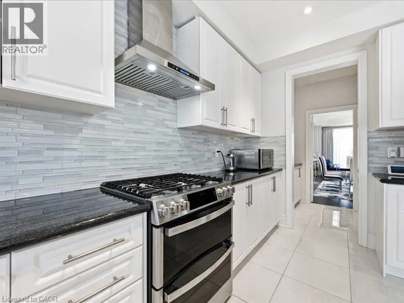 39 AVANTI Crescent