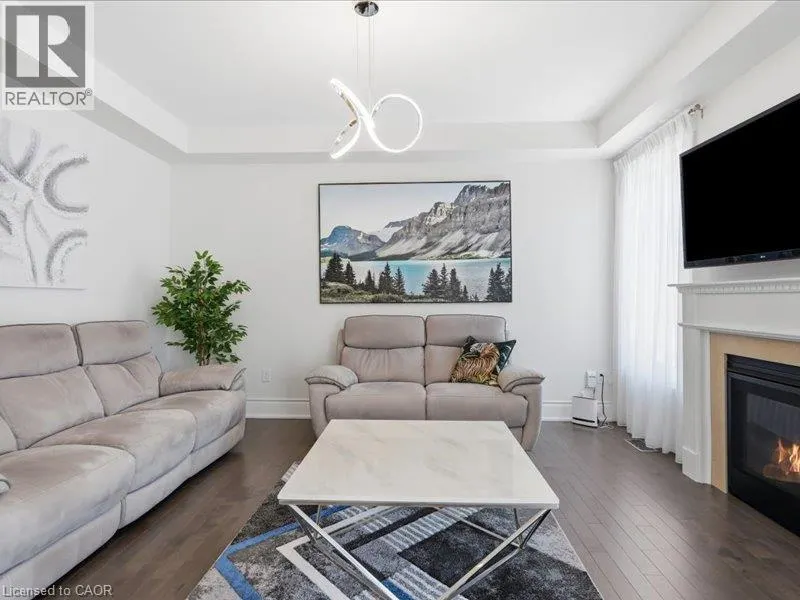 39 AVANTI Crescent