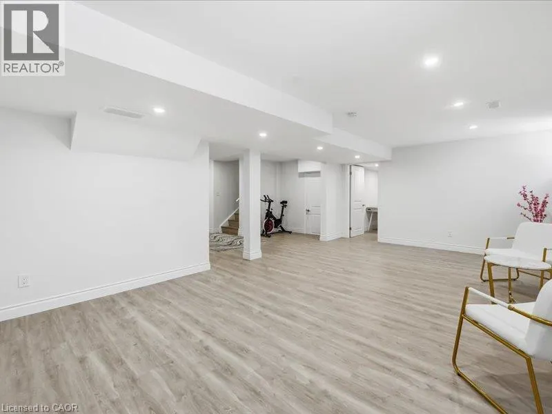 39 AVANTI Crescent